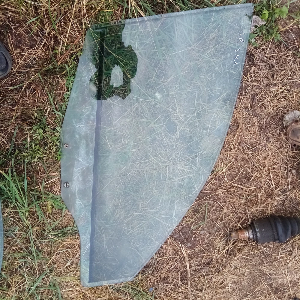 Переднее правое скло Mitsubishi Carisma  43R000929