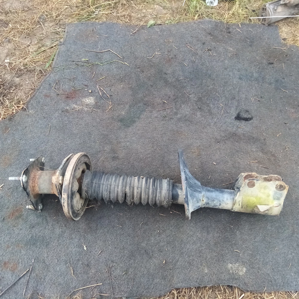 Передняя стойка Mitsubishi Carisma