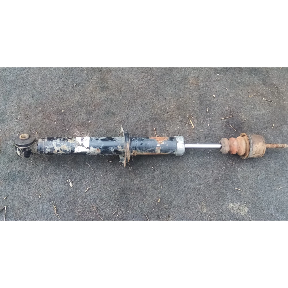 Задняя стойка Mitsubishi Carisma