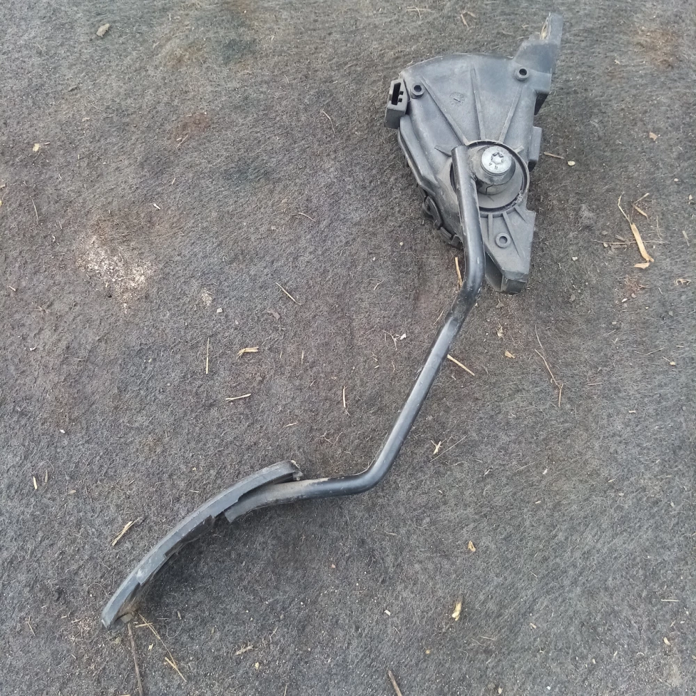 Педаль газа Mitsubishi Carisma