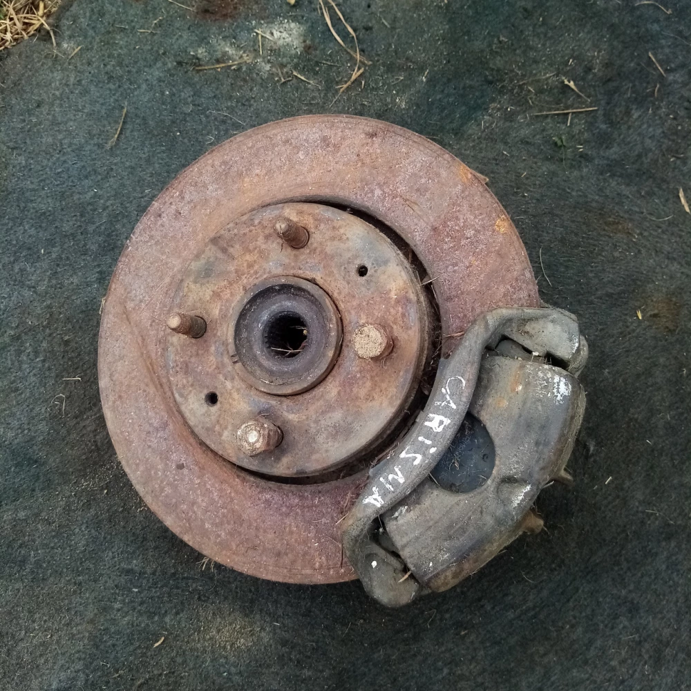 Левый поворотный кулак взборе  Mitsubishi Carisma