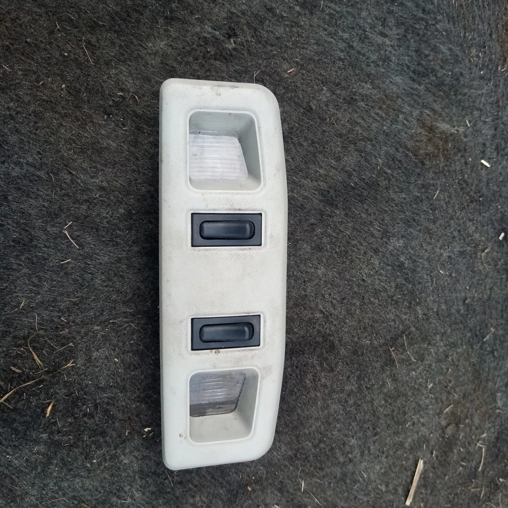 Плафон подсветки салона Mitsubishi Carisma