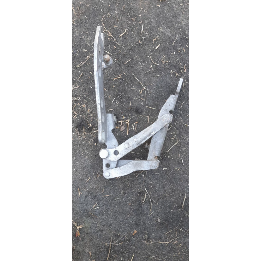 Левая петля капота BMW E39