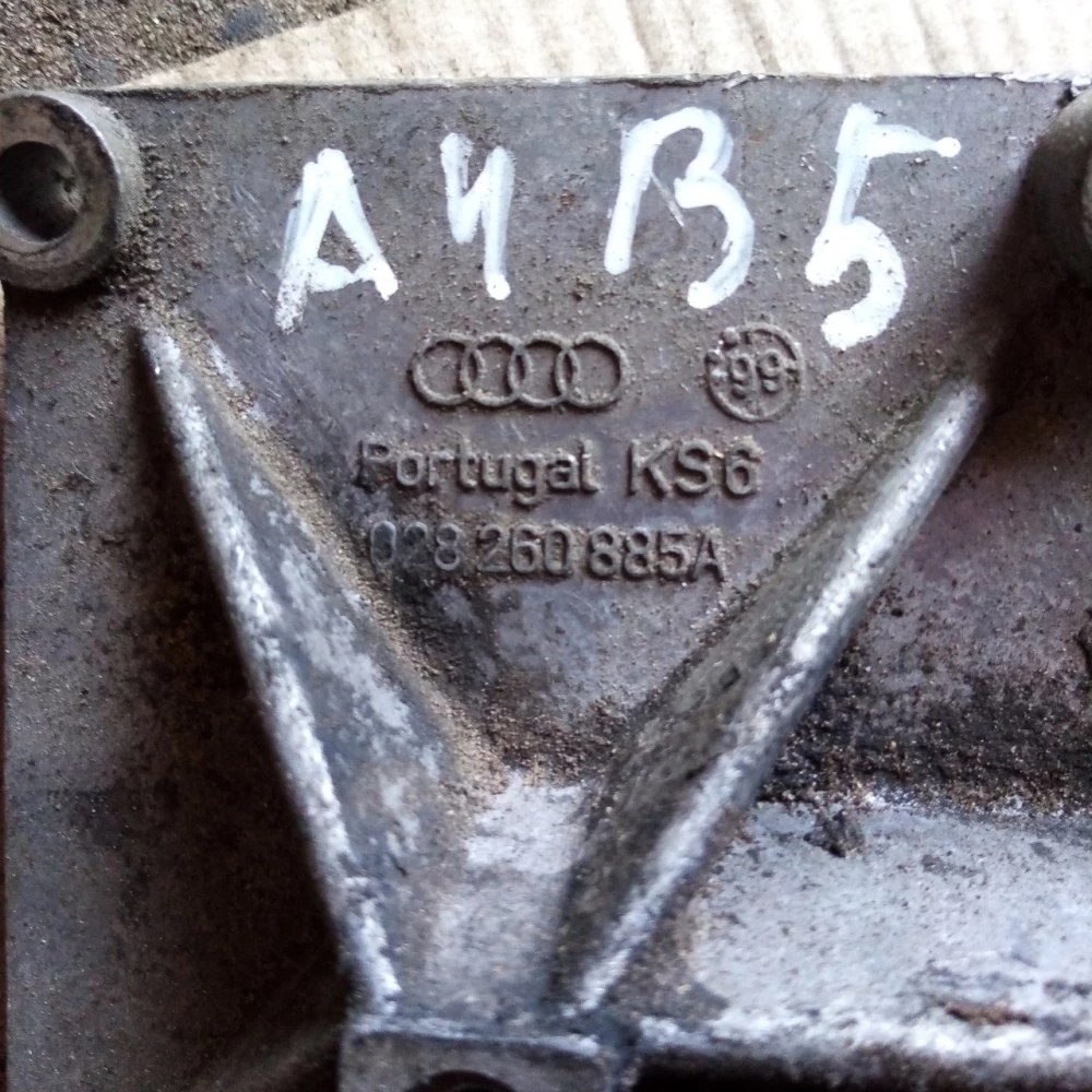 Кронштейн крепления   кондиционера та генератора Audi А4Б5 VW Passat B5 028260885A