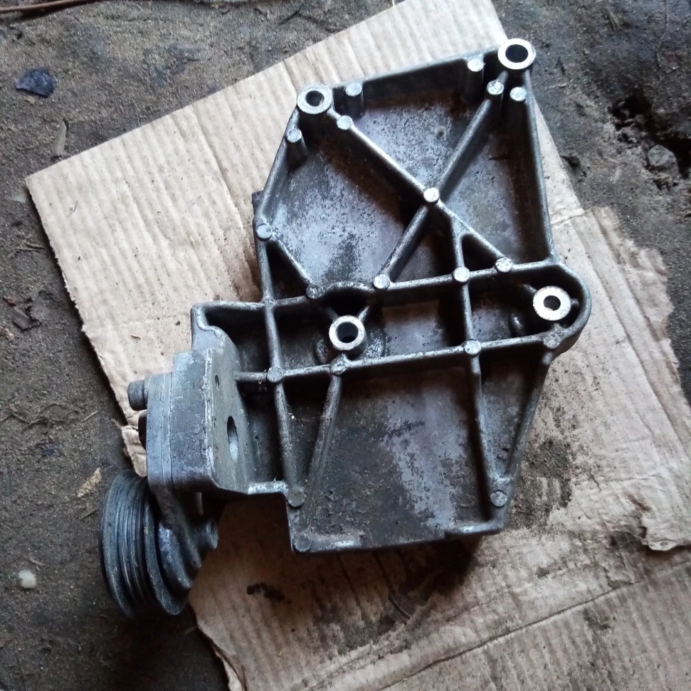 Кронштейн крепления   кондиционера та генератора Audi А4Б5 VW Passat B5 028260885A