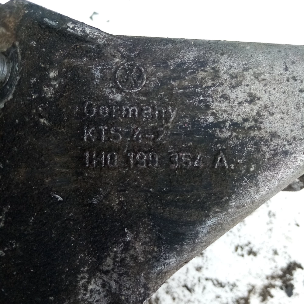 Правый кронштейн двигателя VW Golf 3,4 Polo, Vento 1H0199354A