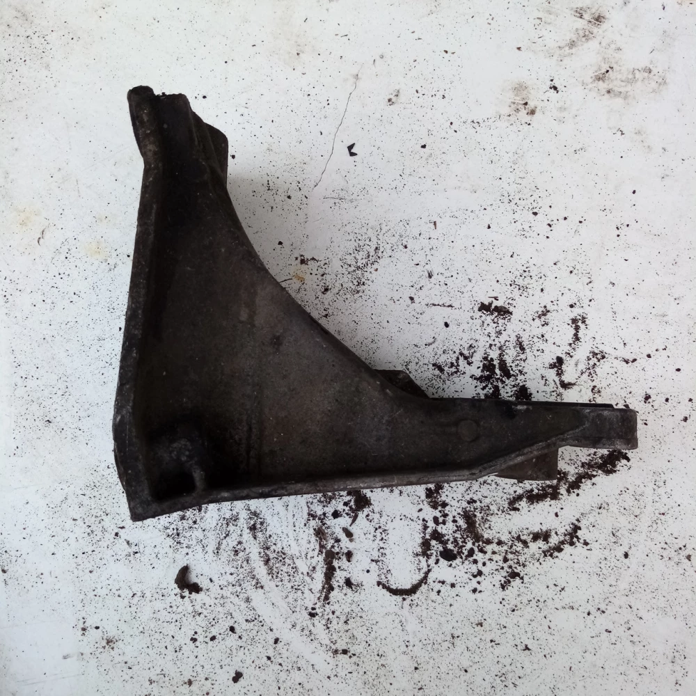 Правый кронштейн двигателя VW Golf 3,4 Polo, Vento 1H0199354A