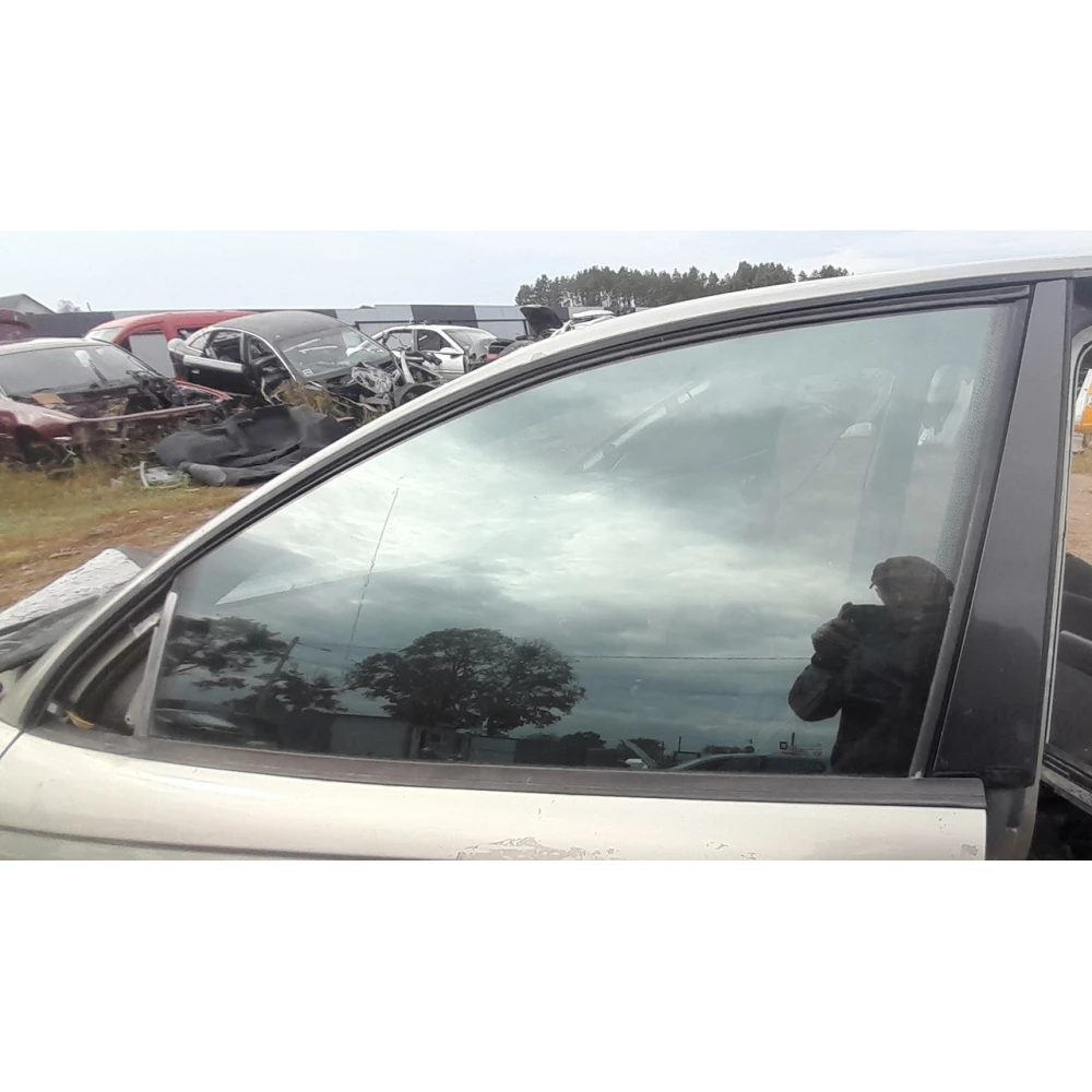 Переднее левое скло Опель Омега Б