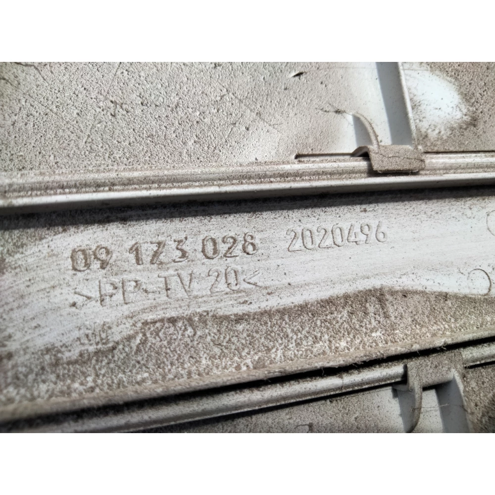 Накладка стойки верхняя Opel Combo C левая / правая 09173028