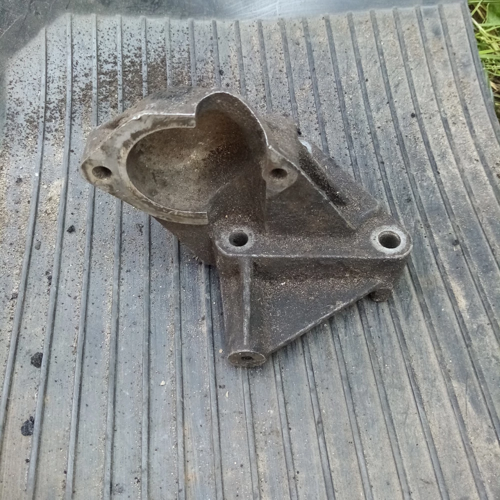 Кронштейн лапа крепления гидропидселителя Opel Vectra B 1.6 90502771