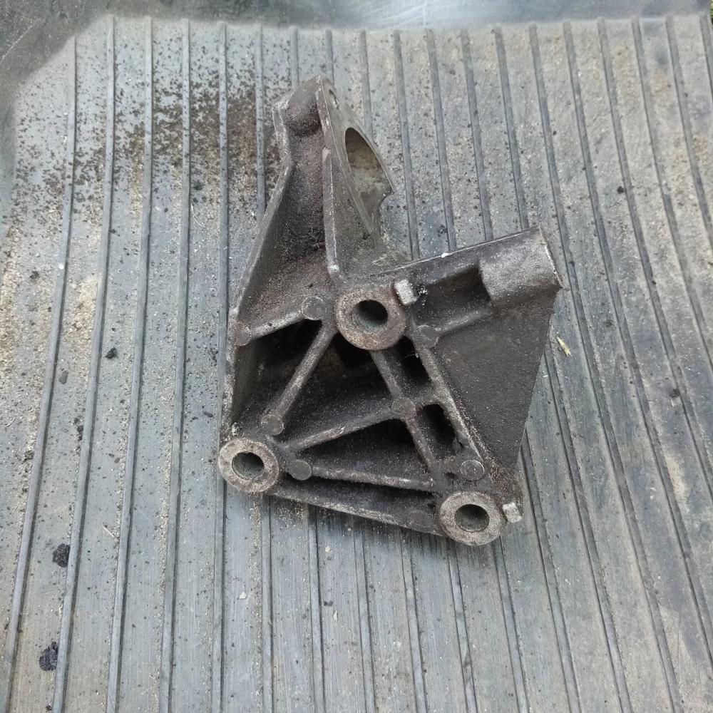 Кронштейн лапа крепления гидропидселителя Opel Vectra B 1.6 90502771