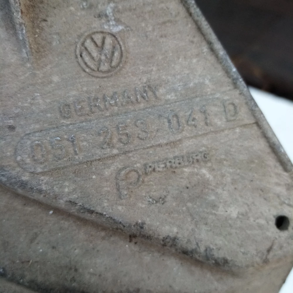 Кронштейн випускного колектора Golf 3 Vento 1.8 051253041d