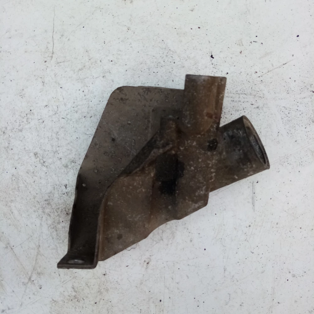 Кронштейн випускного колектора Golf 3 Vento 1.8 051253041d