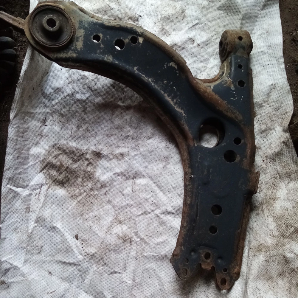 Левый рычаг Chery Amulet