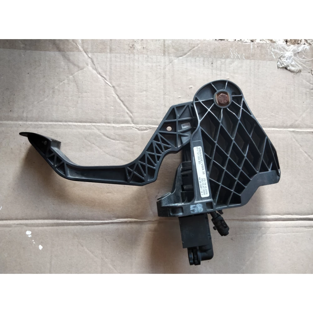 1K0721388K 1T1721059BD педаль сцепления Volkswagen Caddy 3