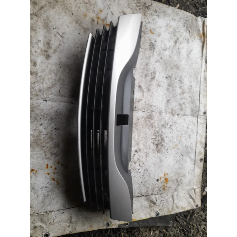 8200012581 решетка радиатора Renault Laguna 2
