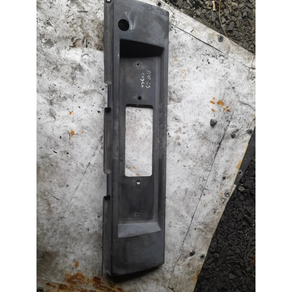 443853489A бленда  накладка крышки багажника Audi 100 c3