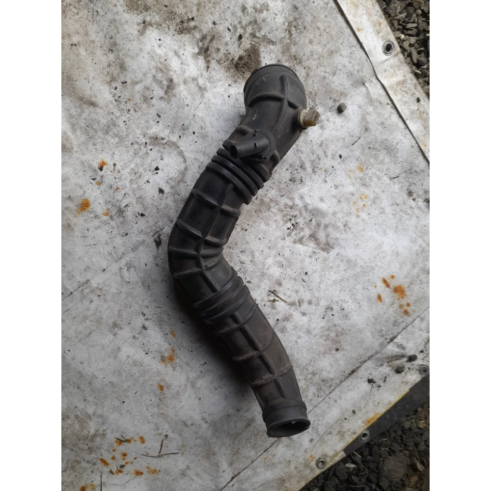 MB957388  патрубок воздушного фильтра  Mitsubishi Carisma 1.9