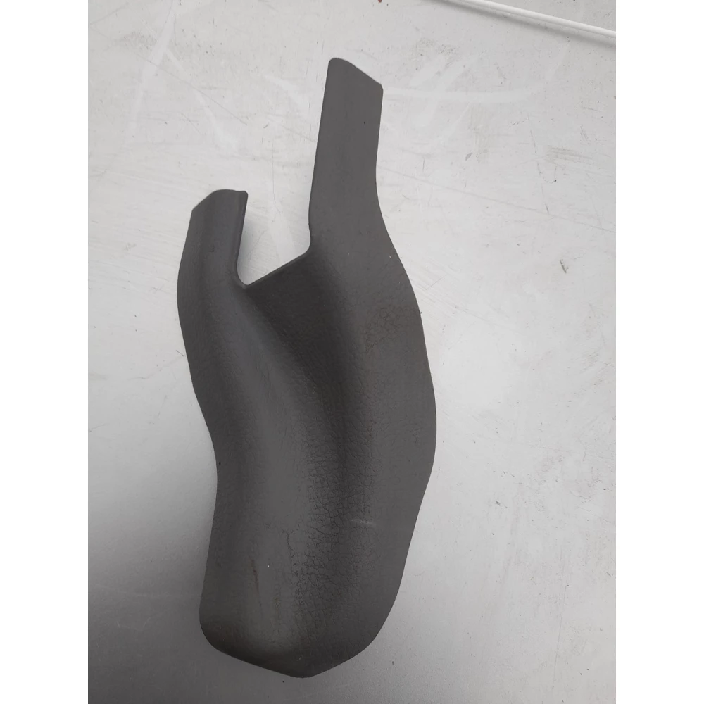 GJ6A57052 накладка крепления сидений Mazda 6GG