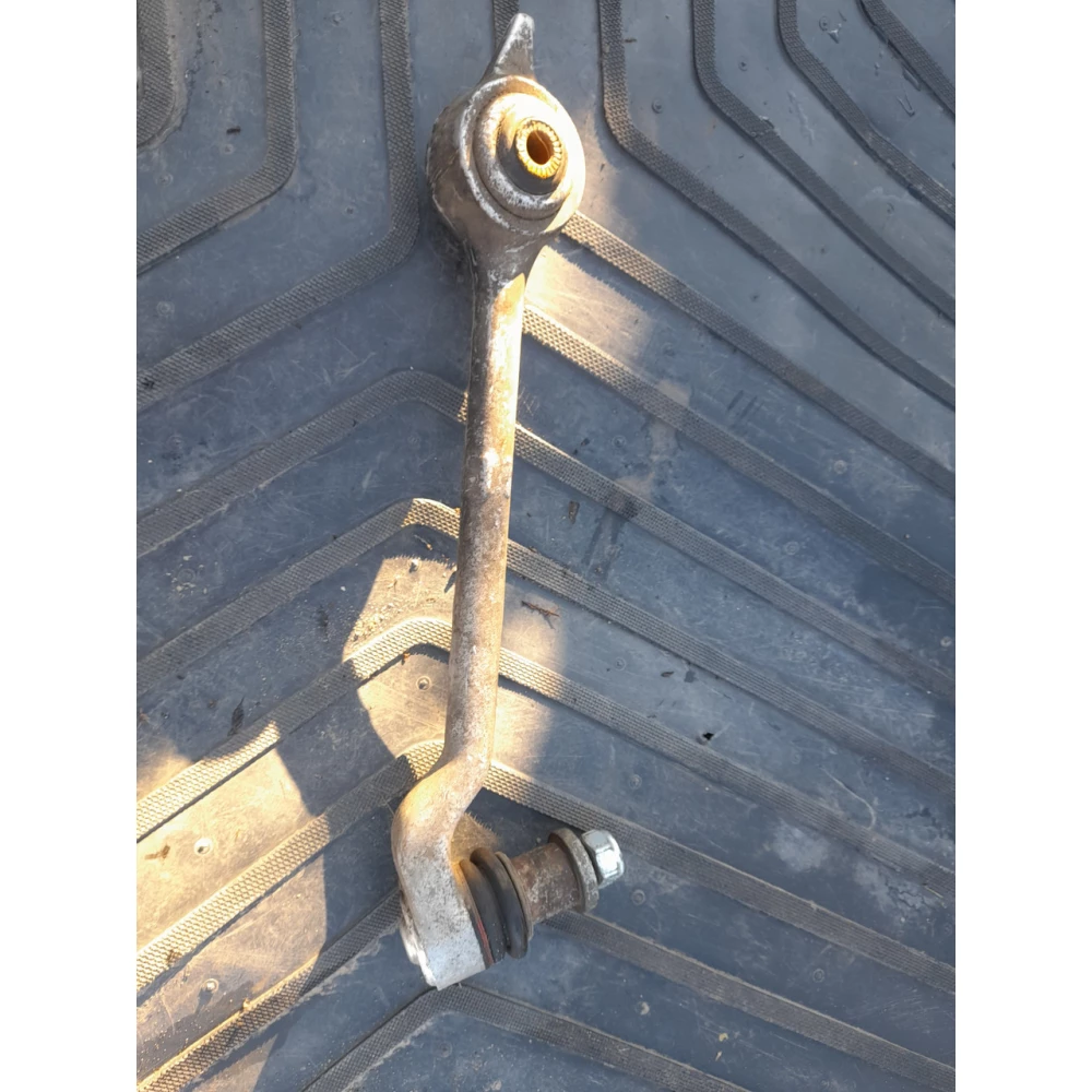 Правый рычаг шаровой BMW e39