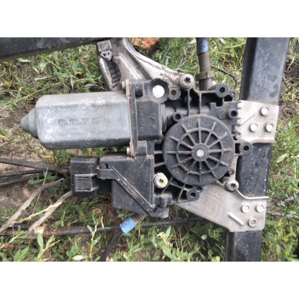 Моторчик стеклоподъемника передний левый Audi A6 C5 056001402