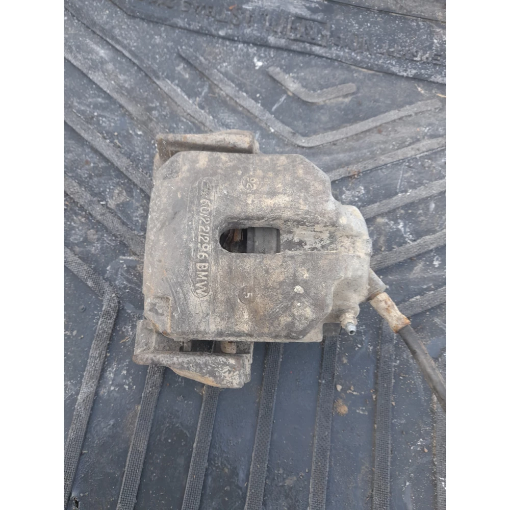 Передний левый супорт Bmw E39