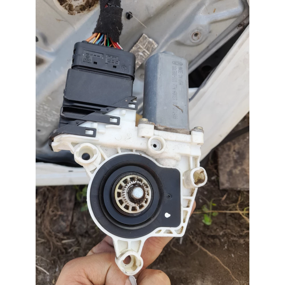 Моторчик заднего правого стеклоподйомника Vw Jetta usa