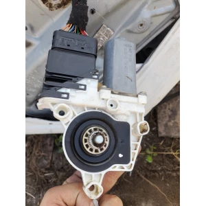 Изображение товара -  Моторчик заднего правого стеклоподйомника Vw Jetta usa