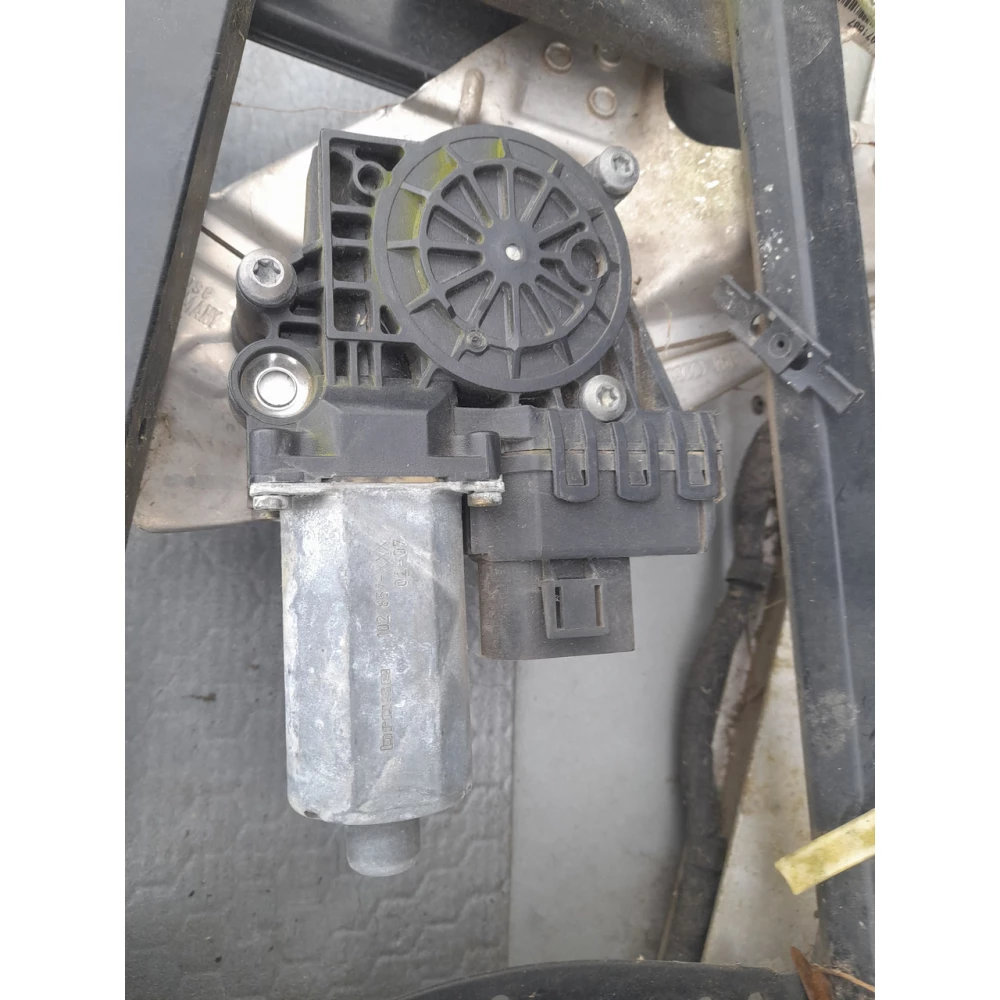 Моторчик заднего правого стеклоподйомника Audi A6c5