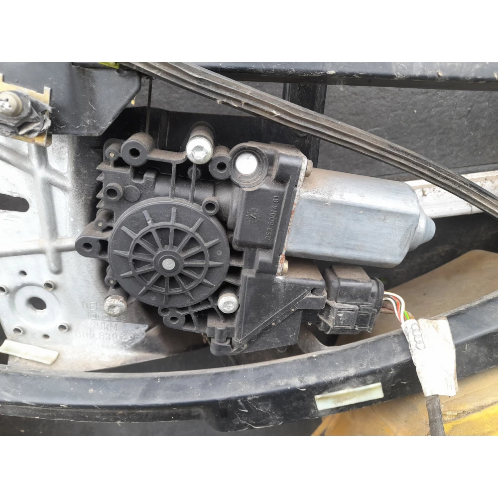 Моторчик задней правой двери Ауди а4б5