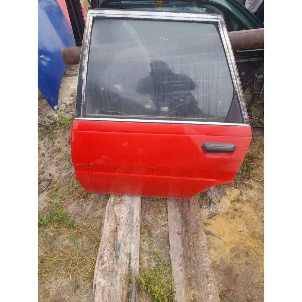 Задняя левая дверь Toyota Carina