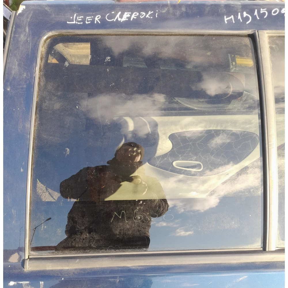 Заднее левое скло Jeep Grand Cherokee
