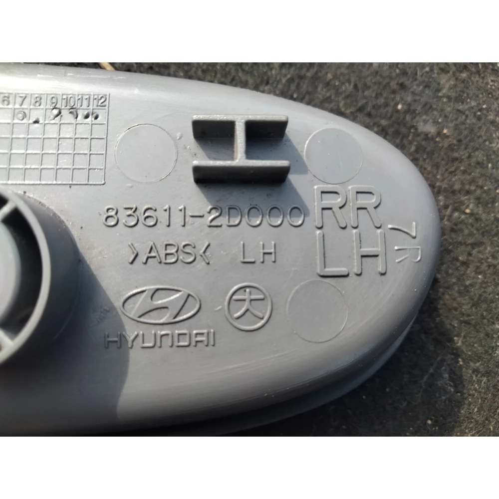 836112D000 накладка задней левой внутренней дверной ручки