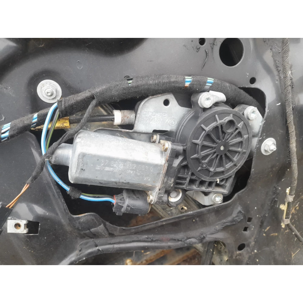 Передний левый  моторчик  стеклоподйомника  BMW e46