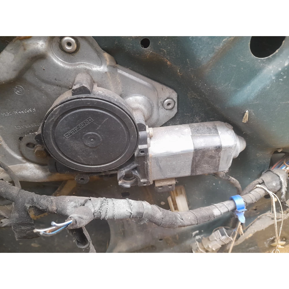 Передний   левый моторчик стеклоподйомника  BMW E34