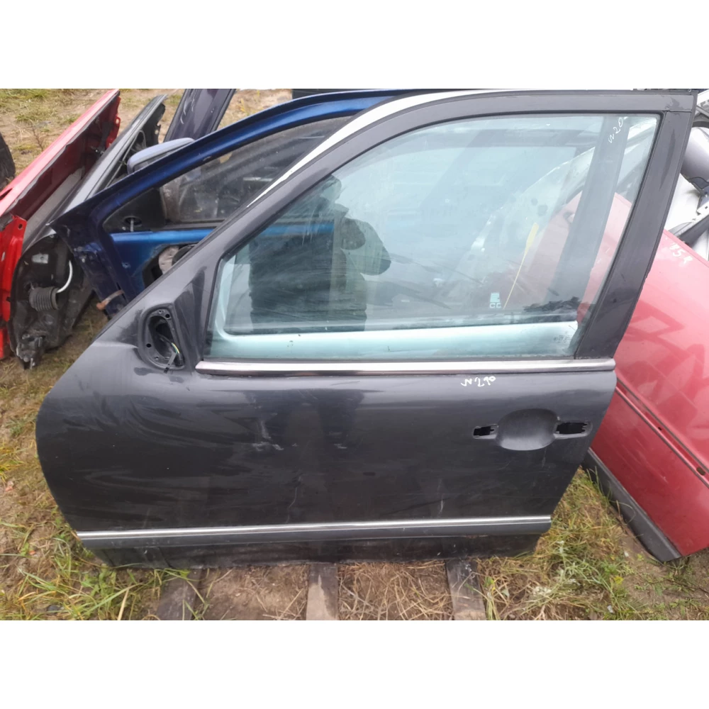 Передняя левая дверь Mercedes-Benz w210