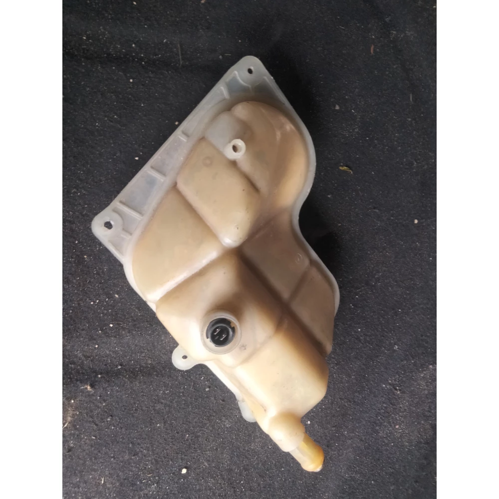 8D0121403D расширительный бачок системы охлаждения Audi A4 B5 Passat B5