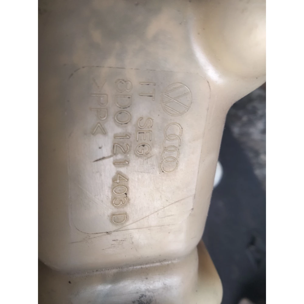 8D0121403D расширительный бачок системы охлаждения Audi A4 B5 Passat B5