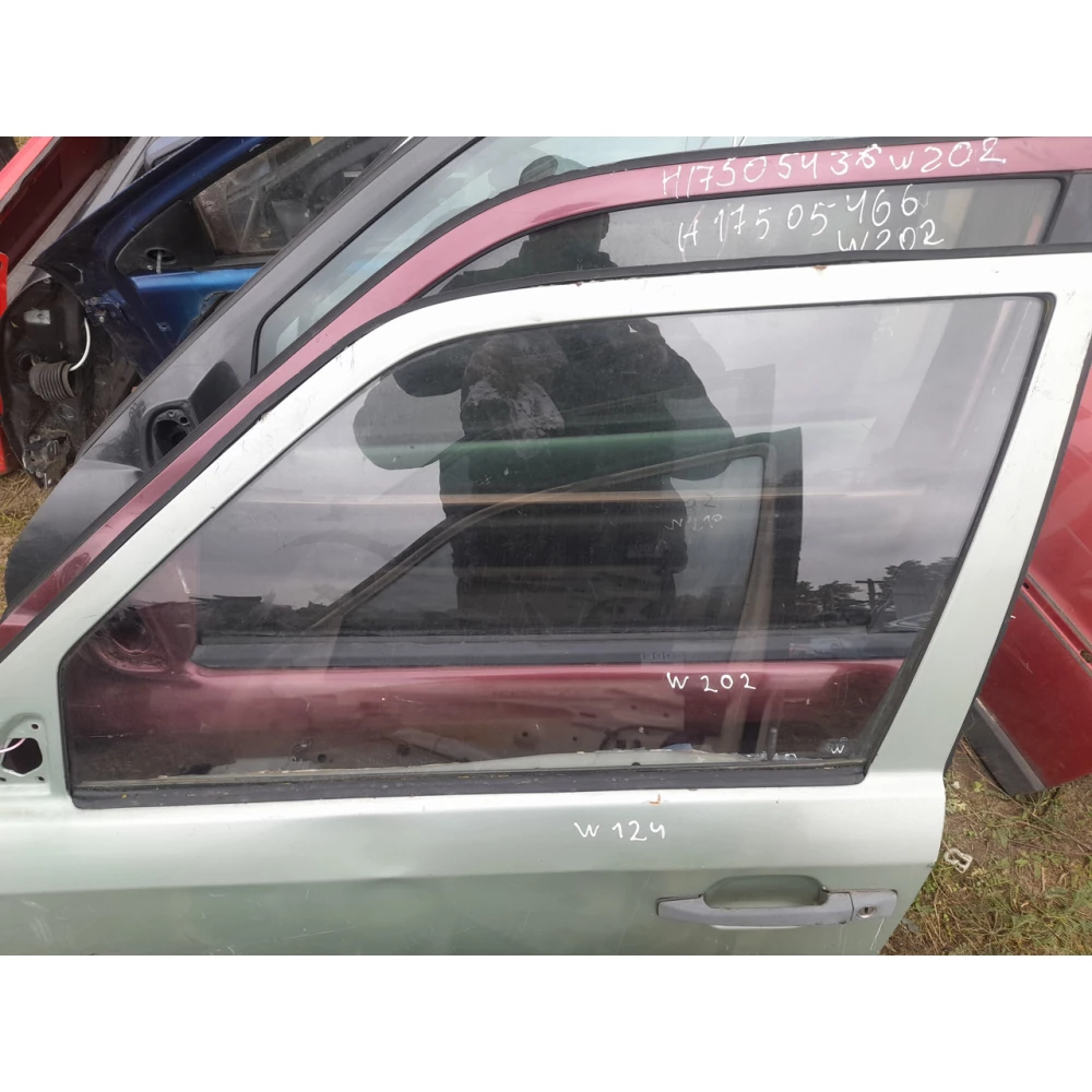 Переднее левое скло Mercedes-Benz w124
