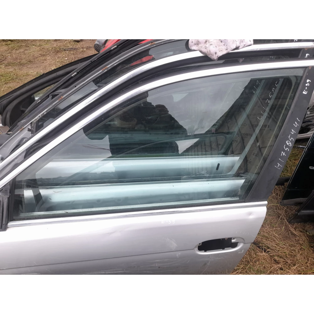 Переднее левое скло  Бмв Е39