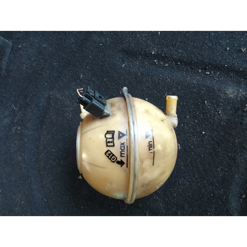 1J0121403A расширительный бачок системы охлаждения Skoda octavia ,Golf 4 Seat