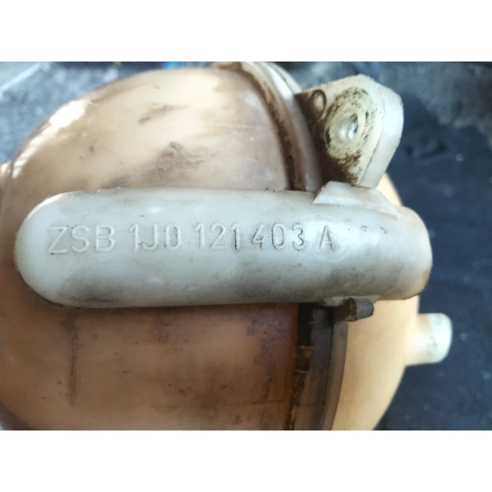 1J0121403A расширительный бачок системы охлаждения Skoda octavia ,Golf 4 Seat