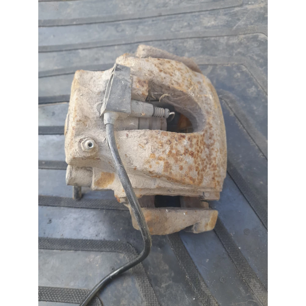 Передний правый  супорт Mercedes-Benz w210