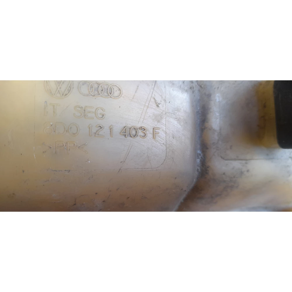 8D0121403F расшырительный бачок системы охлаждения Audi A4B5 Passat B5