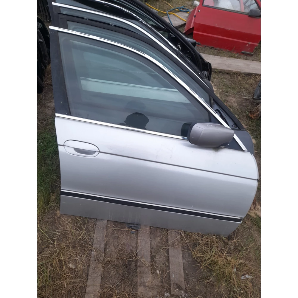 Передняя правая дверь BmwE39