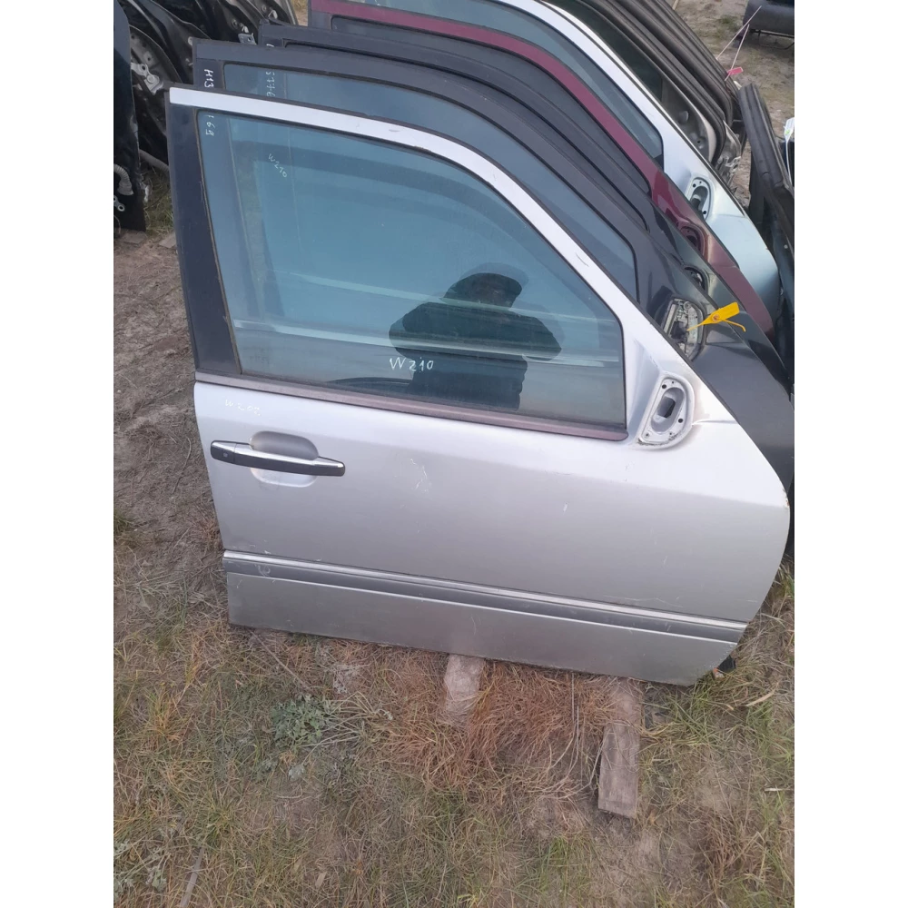 Передняя правая дверь Mercedes-Benz w202