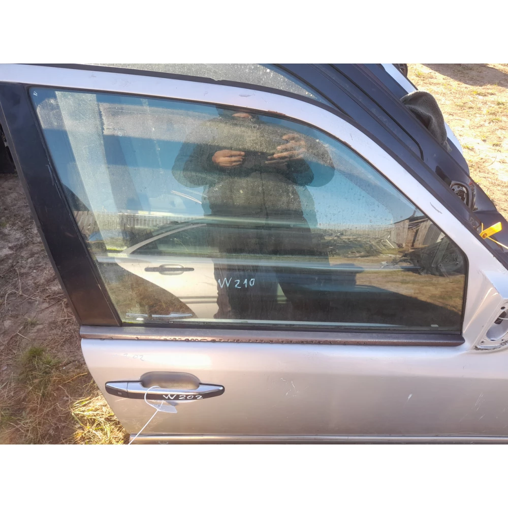 Переднее правое скло  Mercedes-Benz w202