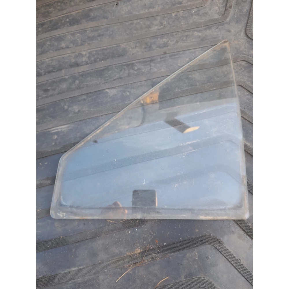 Переднее левое скло (трикутник)Vw Passat B2