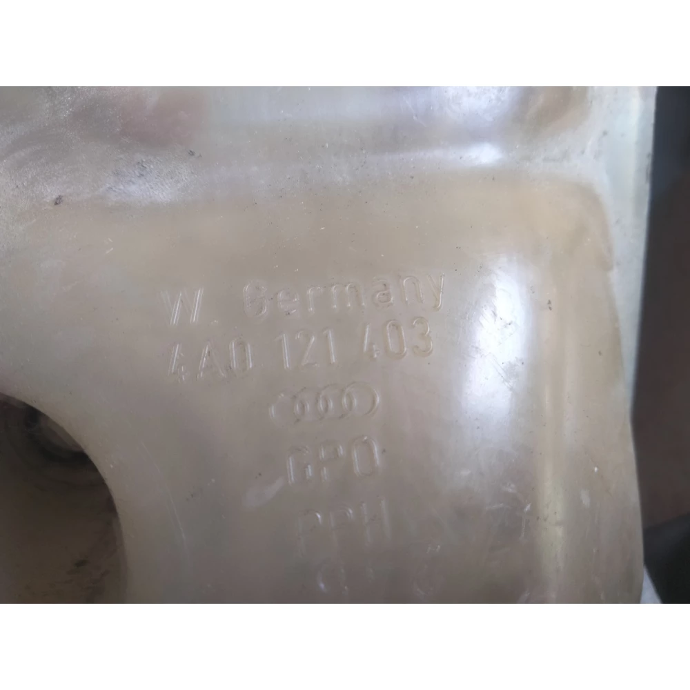 4A0121403 расширительный бачок системы охлаждения Audi 100C4 A6C4