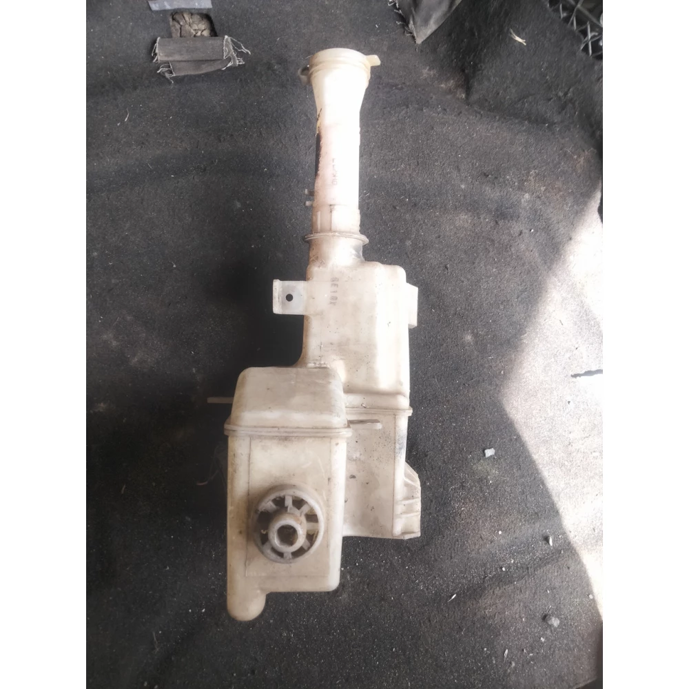 860142077 бачок омывателя лобового стекла Mazda premasy